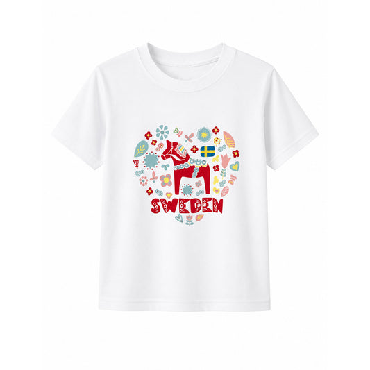 Vit barn t-shirt med motiv av dalahäst och texten "Sweden". Dalahästen är omgiven av blommor och blad som tillsammans formar ett hjärta. 