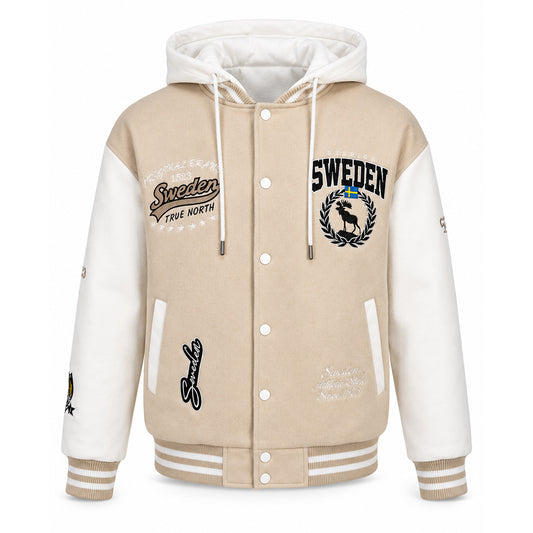 Beige och vit Sweden collage jacka med avtagbar huva, broderade Sverige-detaljer, quiltat foder och beigea muddar med vita ränder. 