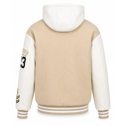 Beige och vit Sweden collage jacka med avtagbar huva, broderade Sverige-detaljer, quiltat foder och beigea muddar med vita ränder. Visas här bakifrån.