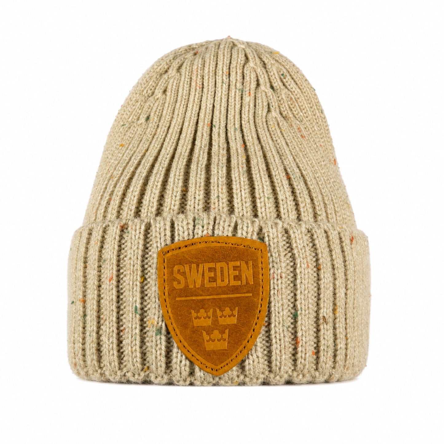 Beige stickad mössa med lädermärke prytt med motivet Tre Kronor och texten "Sweden". 