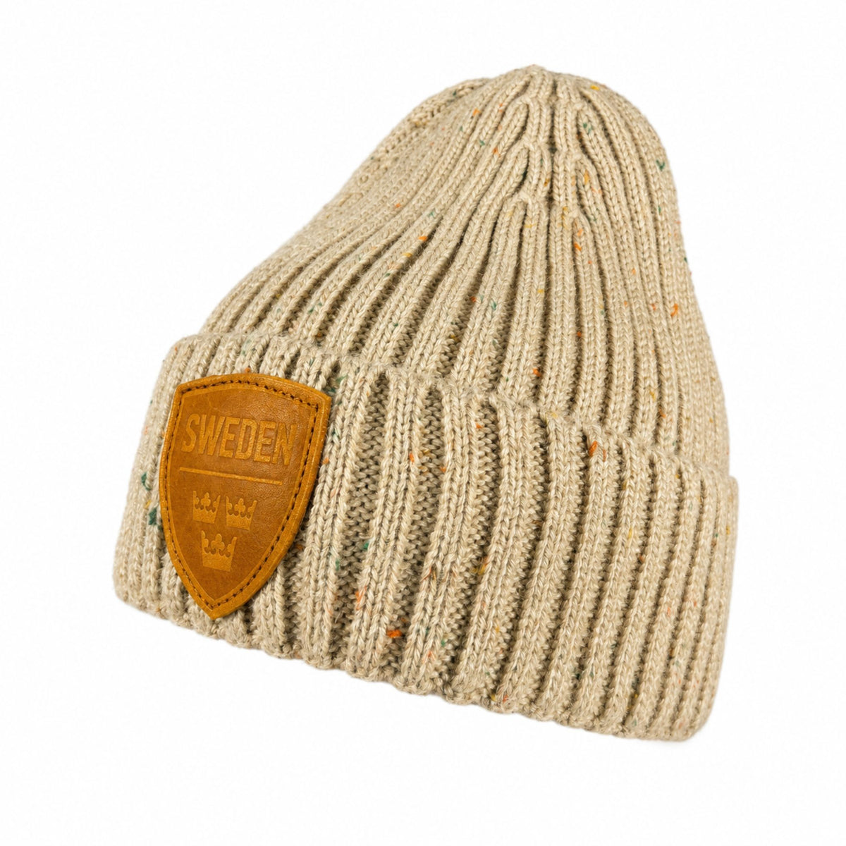 Beige stickad mössa med lädermärke prytt med motivet Tre Kronor och texten "Sweden" -sedd från sidan.
