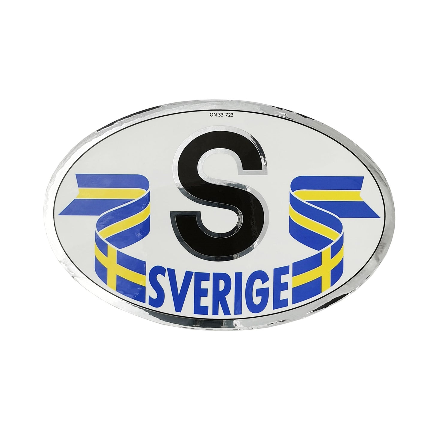 Bildekal med ett stort svart S och texten Sverige, tillsammans med klassiska blåsande svenska flaggor – en stilren och snygg souvenir för bilen.