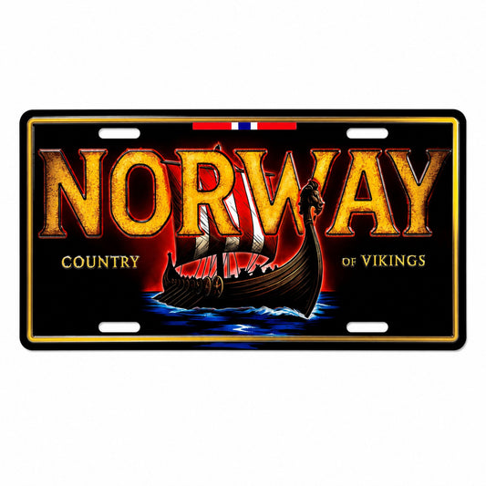 Svart bilskylt med vikingaskepp seglandes på havet med texten "Norway Country Of Vikings" och en del av norska flaggan högst upp.