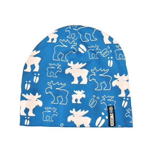 Blå sportmössa med vitt älgmönster och en liten svart tygetikett med svensk flagga och texten 'Sweden' .