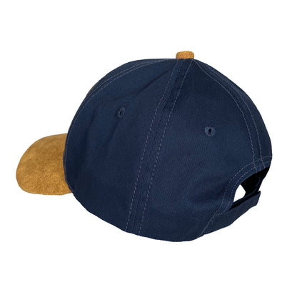 Blå keps sedd snett bakifrån med justerbart spänne och mockaskärm. Stilren design med fina kontraster. 