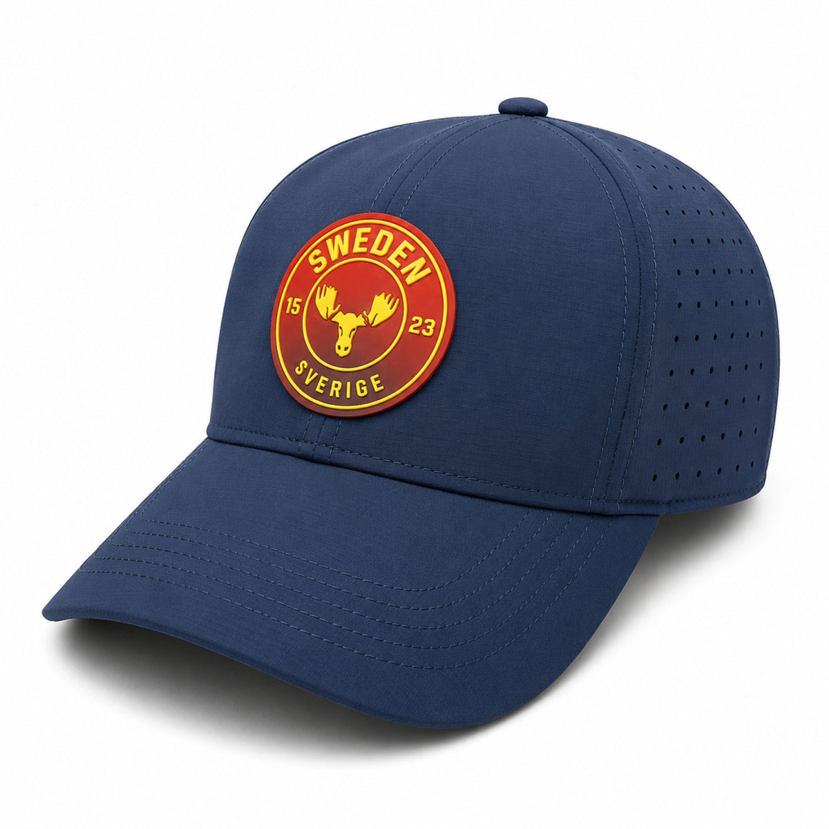 Mörkblå keps med ett iögonfallande emblem i rött och gult, med ett stiliserat älghuvud och texten "Sverige" och "SWEDEN".