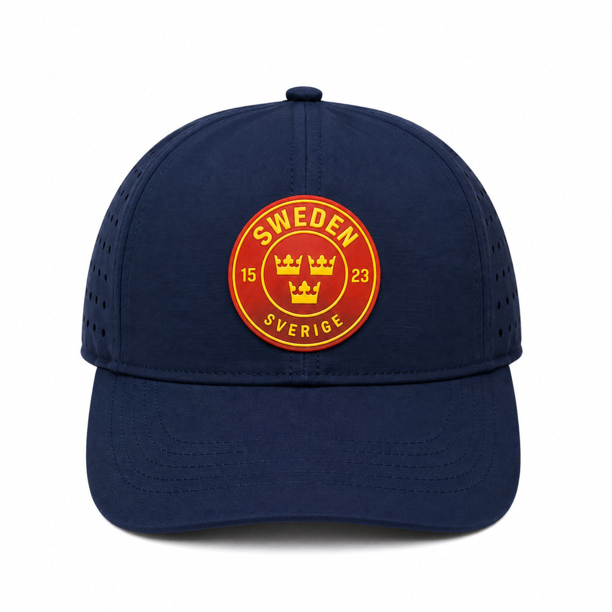 Stilig mörkblå keps med ett emblem i rött, gult och orange, med Tre Kronor och texten "Sverige" och "SWEDEN".  Visas rakt framifrån.