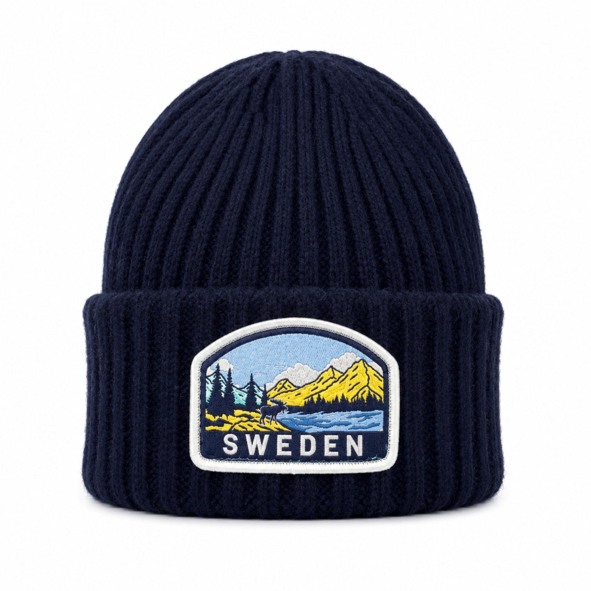 Blå stickad mössa dekorerad med ett märke med ett klassiskt svenskt motiv och texten "Sweden" framtill. 