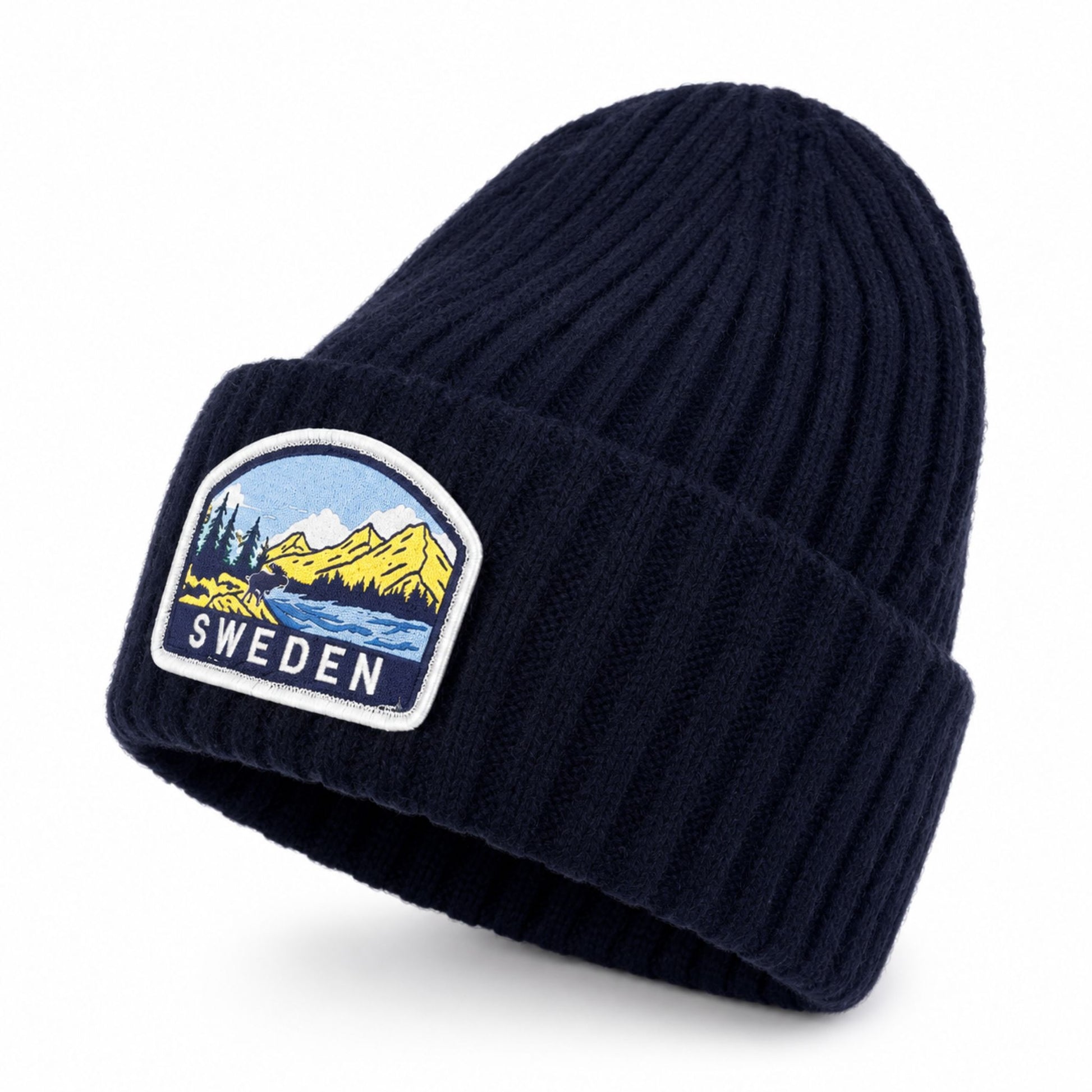 Blå stickad mössa dekorerad med ett märke med ett klassiskt svenskt motiv och texten "Sweden" framtill. - sedd från sidan.
