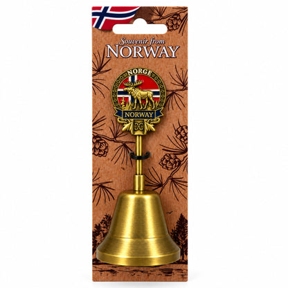 Guldfärgad metallbordsklocka med stående älg framför norsk flagga och skog, i hängetikett med texten ”Souvenir from NORWAY”.