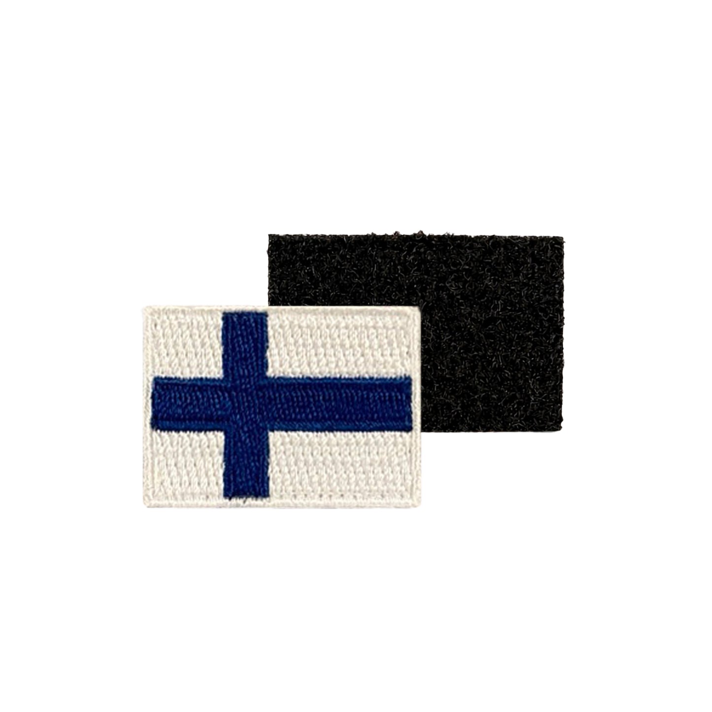 Rektangulärt broderat märke med Finlands flagga i blått på vit bakgrund, med tydlig brodyr och svart kardborrebaksida för enkel fastsättning