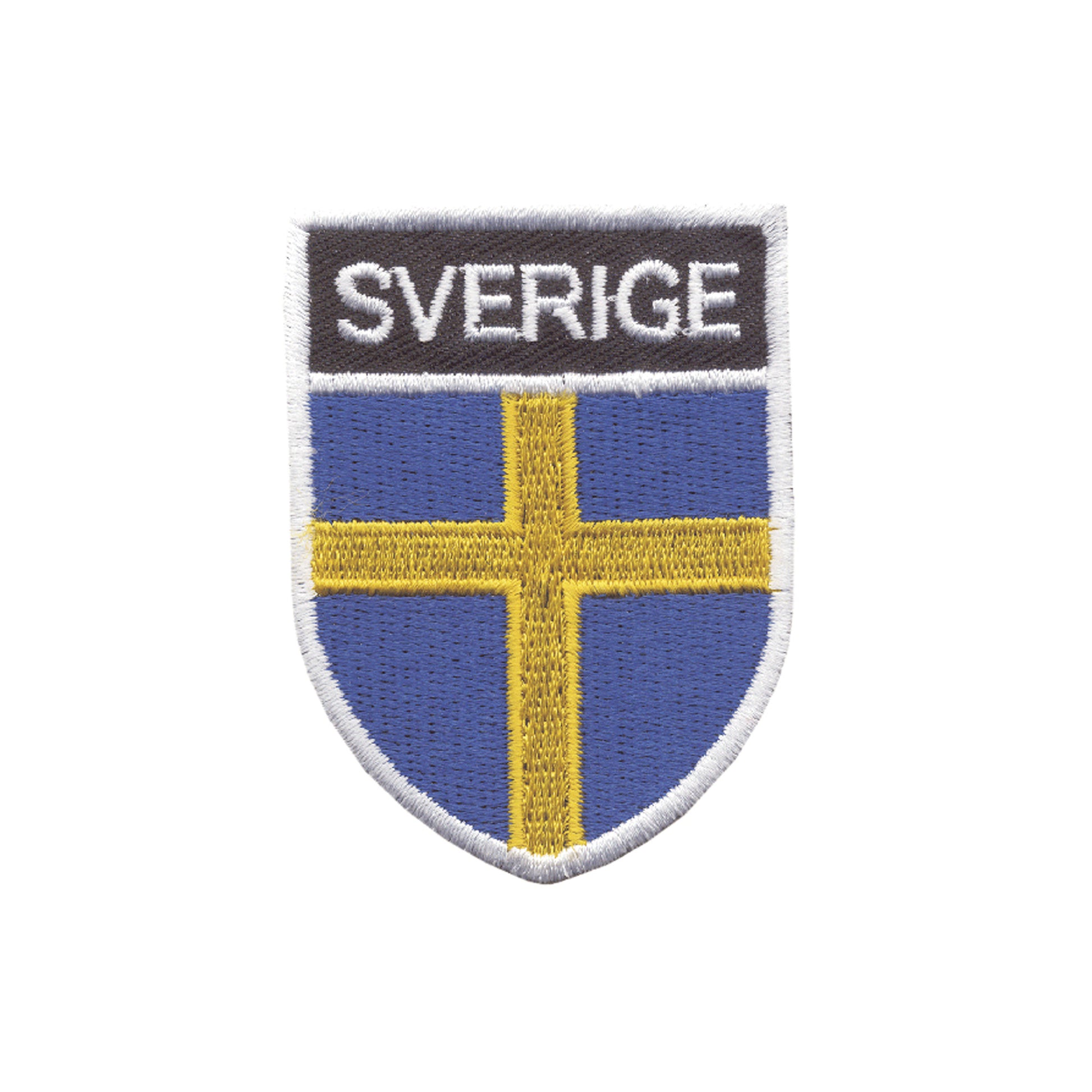 Broderat tygmärke i sköldformat med svensk flagga – kan värmas eller sys fast, men vi rekommenderar att det sys för bästa hållbarhet.