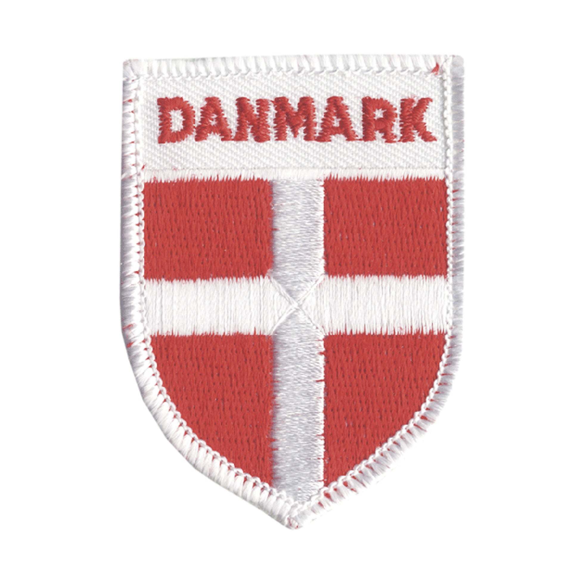 Broderat sköldformat märke med Danmarks flagga, kan värmas eller sys fast.