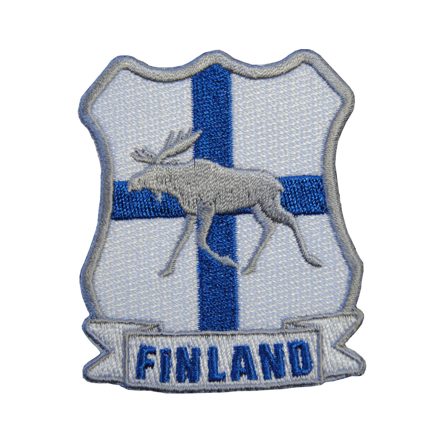 Broderat tygmärke med den finska flaggan i bakgrunden, en älg i mitten och texten 'FINLAND' broderad på en vit banderoll längst ner. Märket är avsett att sys eller strykas fast på tyg."