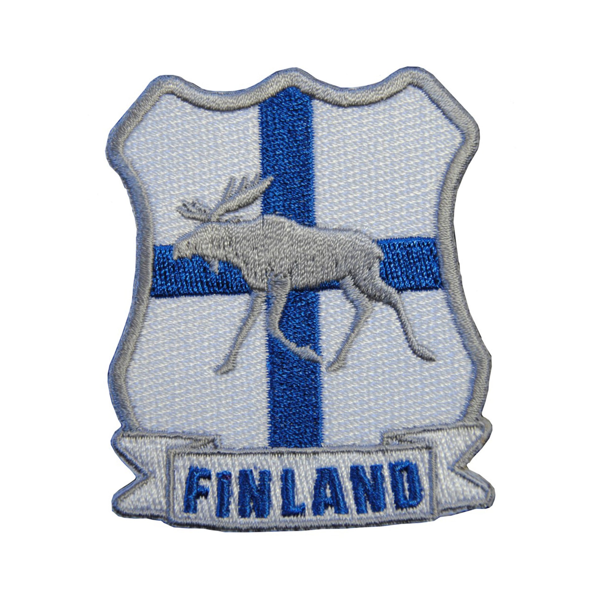 Broderat tygmärke med den finska flaggan i bakgrunden, en älg i mitten och texten 'FINLAND' broderad på en vit banderoll längst ner. Märket är avsett att sys eller strykas fast på tyg."