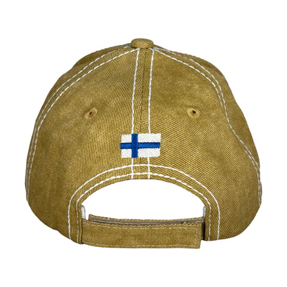 Kepsens baksida med justerbar rem med kardborreband och en liten finsk flagga.


