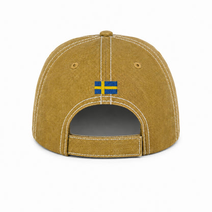 Kepsens baksida med justerbar rem med kardborreband och liten svensk flagga.