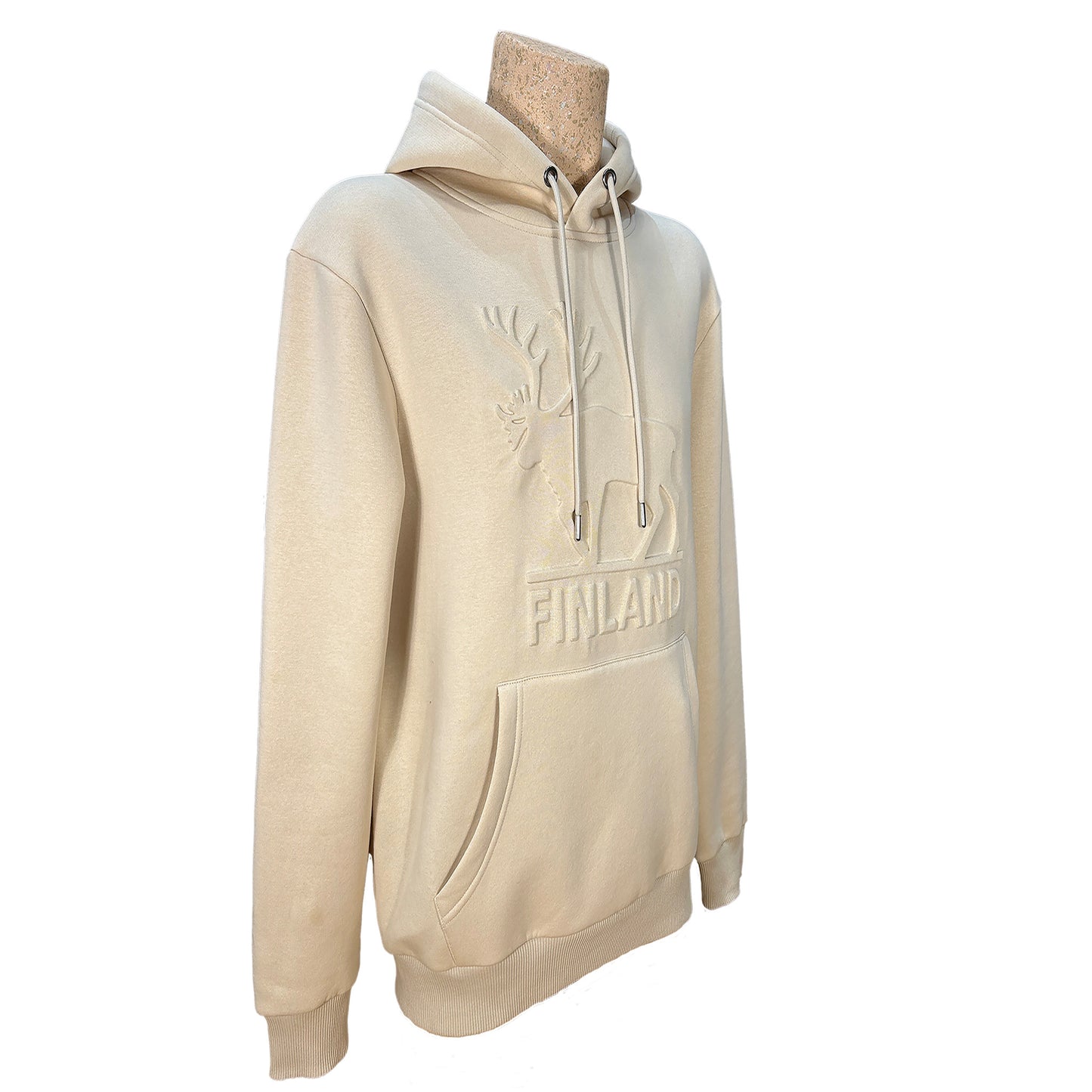 Beige huvtröja med präglat renmotiv och texten Finland - sedd snett framifrån.