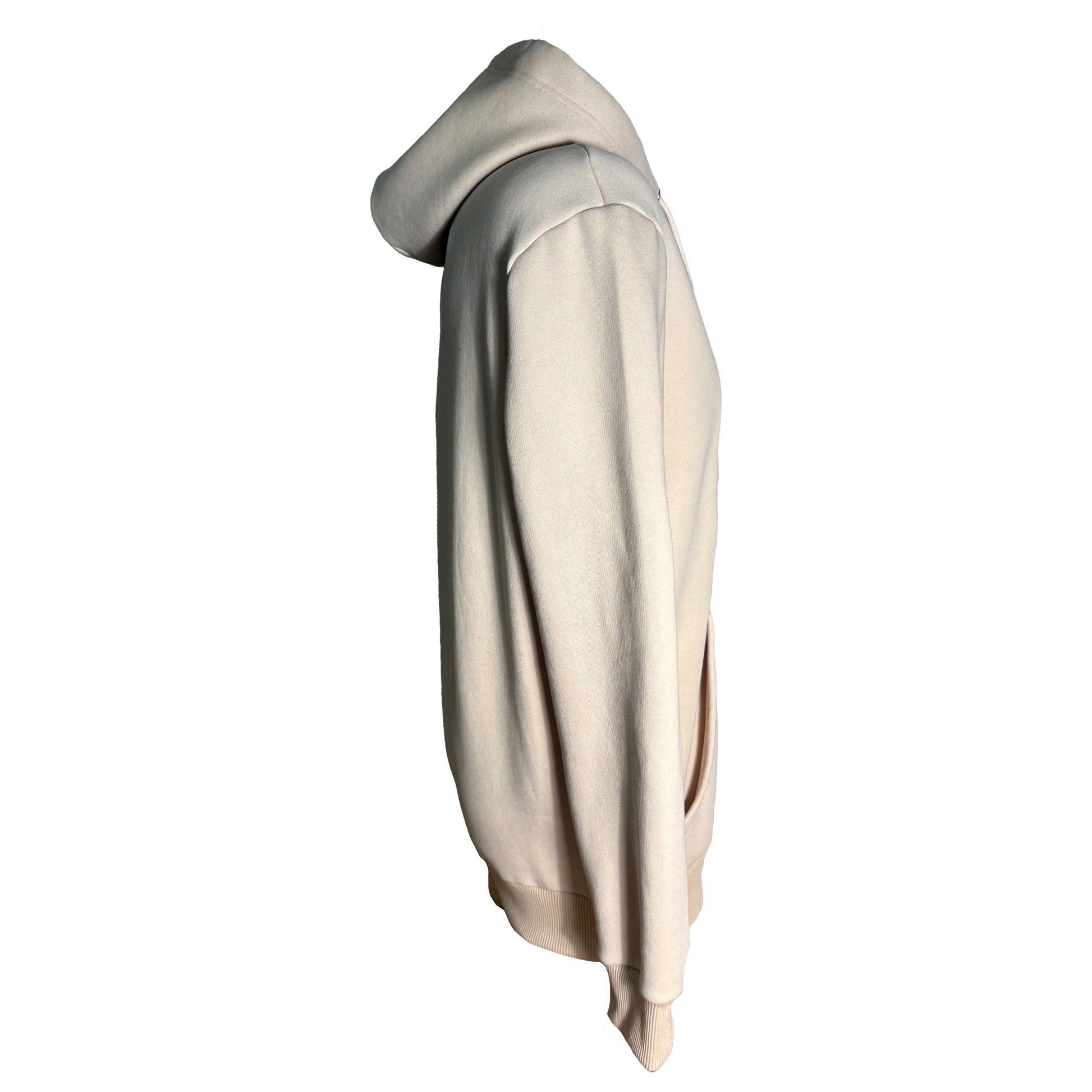 Beige huvtröja med präglat renmotiv och texten Finland - sedd från sidan.