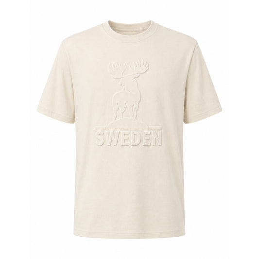 Beige t-shirt med ett trendigt och livfullt design med älgmotiv och texten Sweden i 3D-effekt. Sedd framifrån.