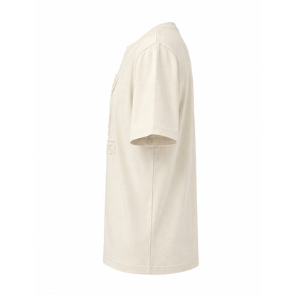 Beige t-shirt med ett trendigt och livfullt design med älgmotiv och texten Sweden i 3D-effekt. Sedd från sidan.