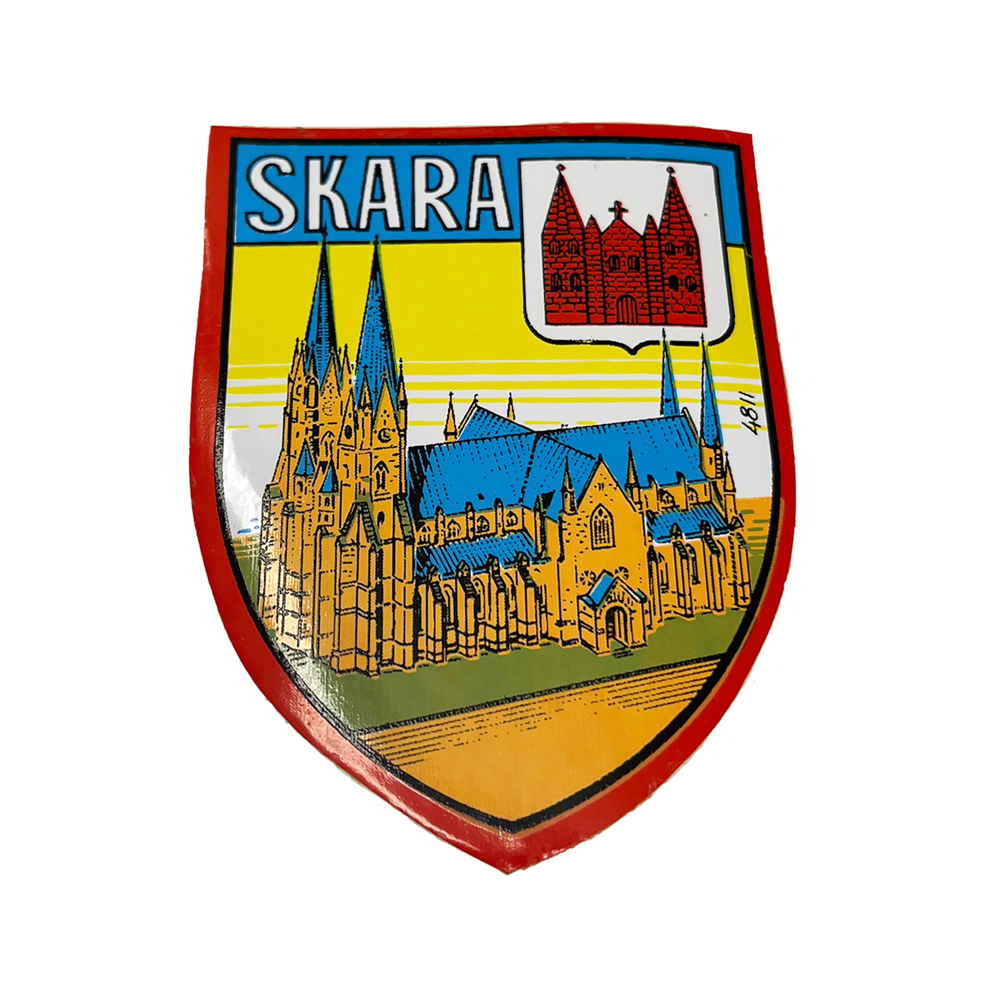 Sköldformad dekal med motiv från Skara. Storlek 6 x 7,8 cm – en klassisk svensk souvenir med lokal karaktär.