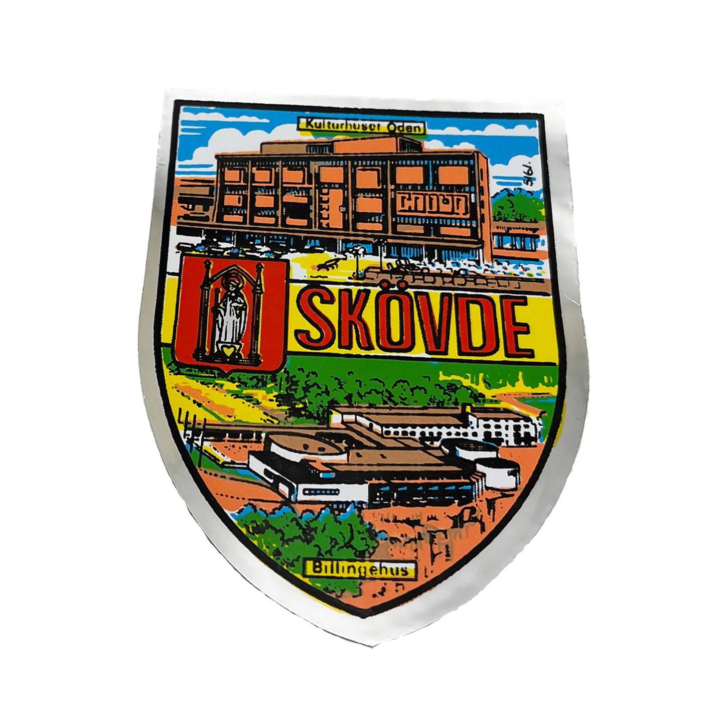 Sköldformad dekal med motiv från Skövde. Storlek 6 x 7,8 cm – en snygg svensk souvenir med lokal prägel.