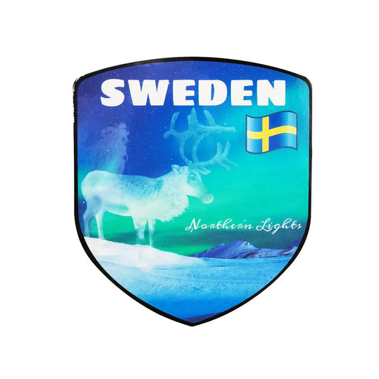 Sköldformad dekal med motiv av norrsken och ren, samt texterna "Northern Lights" och "Sweden" tillsammans med svenska flaggan – en stämningsfull souvenir med nordisk känsla.