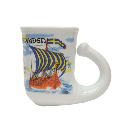 Vitt dryckeshorn med motiv av ett vikingaskepp och texten Sweden – en 12 cm lång souvenir med vikingakänsla.