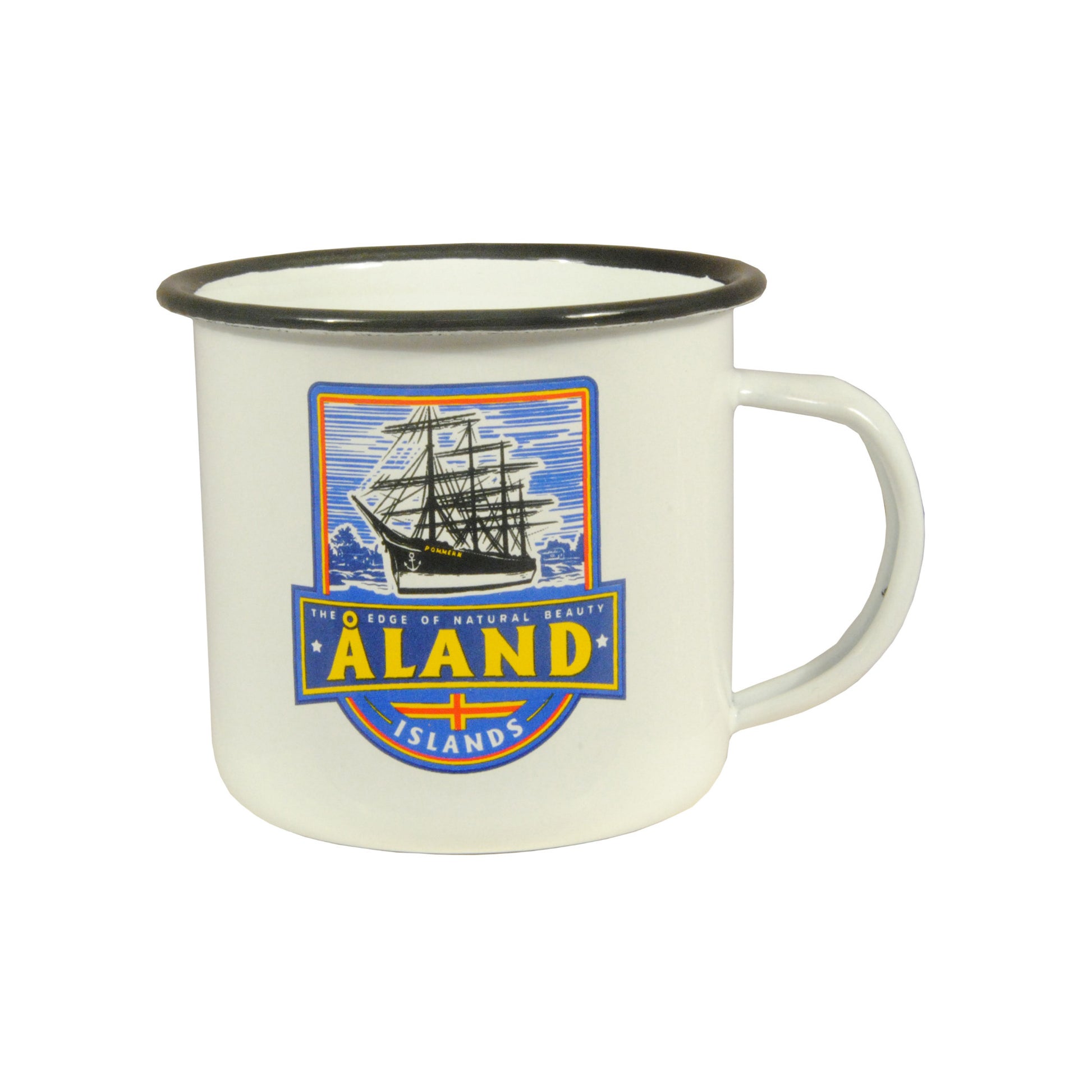 Vit emaljmugg, 8 cm hög, med motiv av segelfartyget Pommern och texten ”Åland”. En gedigen souvenirmugg i klassisk design.
