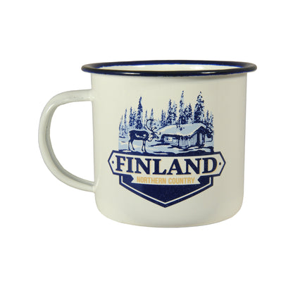 Baksidan av den vita emaljmuggen med samma blåa motiv av en ren i ett skogslandskap och en liten stuga. Texten 'FINLAND' i blått och 'Northern Country' i gult syns även här.