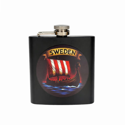 Svart fickplunta med vikingaskepp och texten "Sweden".