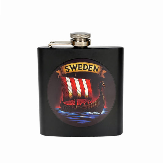 Svart fickplunta med vikingaskepp och texten "Sweden".