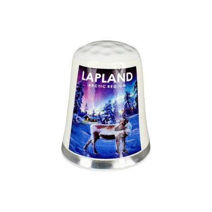 Fingerborg med vintermotiv från Lappland – ståtlig ren i snölandskap med norrsken i bakgrunden.