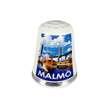 Vit fingerborg med motiv från Malmö. 