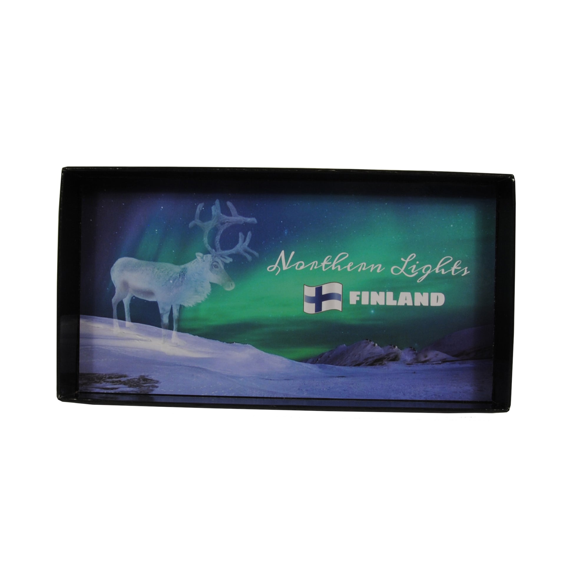 Insidan av presentförpackningens lock, dekorerat med ett vackert norrskensmotiv med en ren, en finsk flagga och texten "Northern Lights Finland".