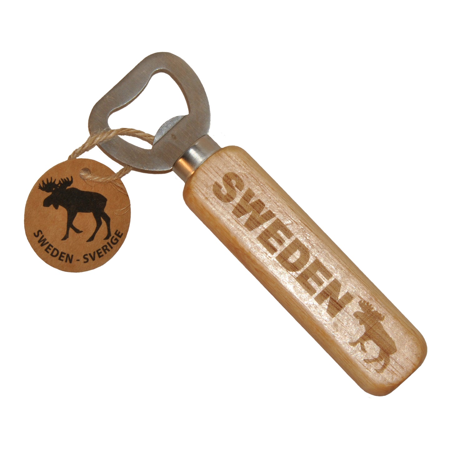 Flasköppnare med trähandtag, prydd med en ståtlig älg och texten 'SWEDEN'. På öppnaren hänger en pappersetikett med motiv av en älg och texten "Sweden - Sverige". 