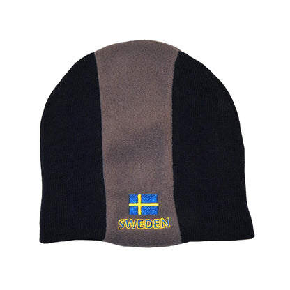 Mörkblå fleece-mössa med grå rand i mitten, broderad med texten "Sweden" och en svensk flagga framtill.