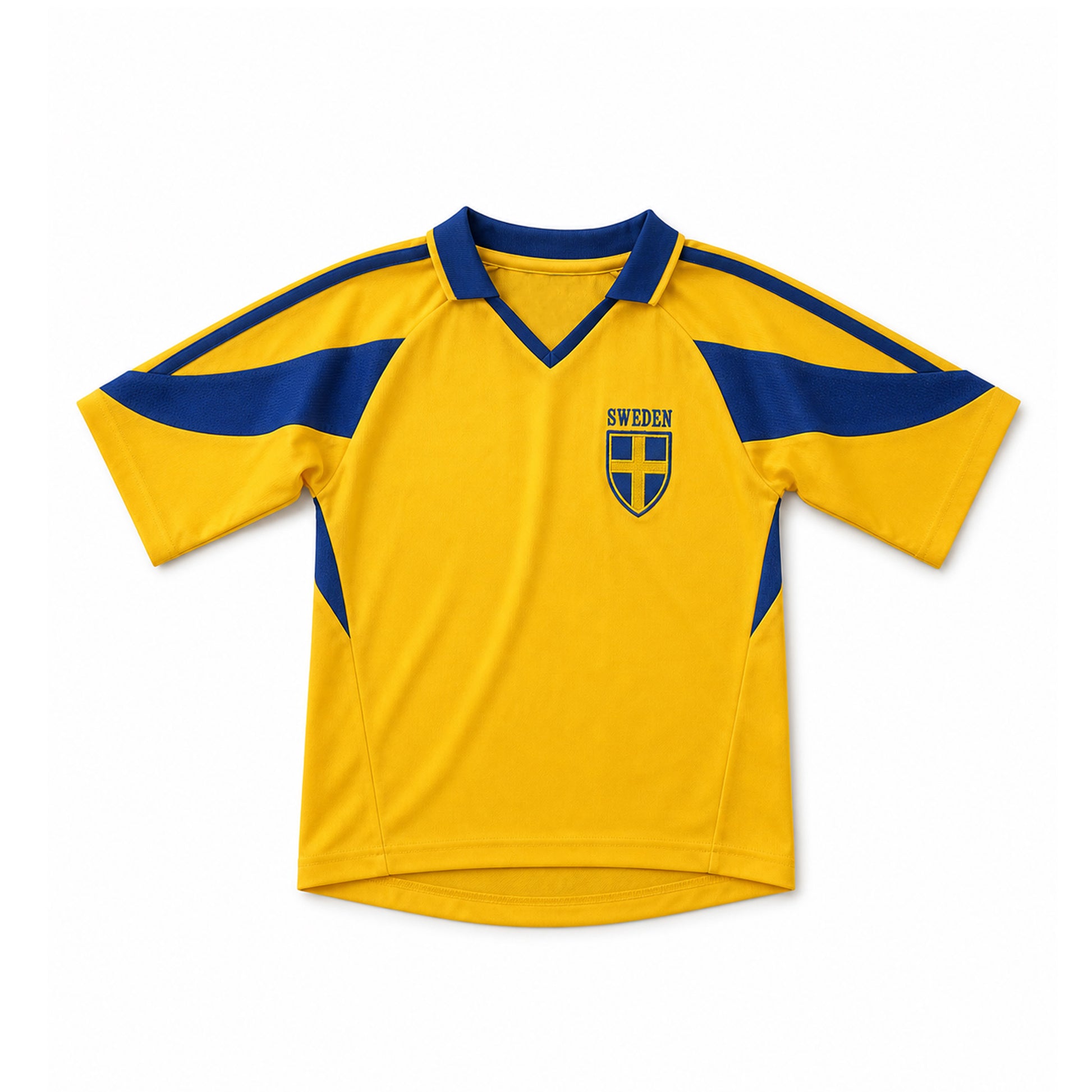 Gul retroinspirerad barntröja i Sveriges färger med blå detaljer längs axlar och sidor samt broderat Sverige-emblem på bröstet. Finns i storlekarna 2 år, 4 år och 6 år.