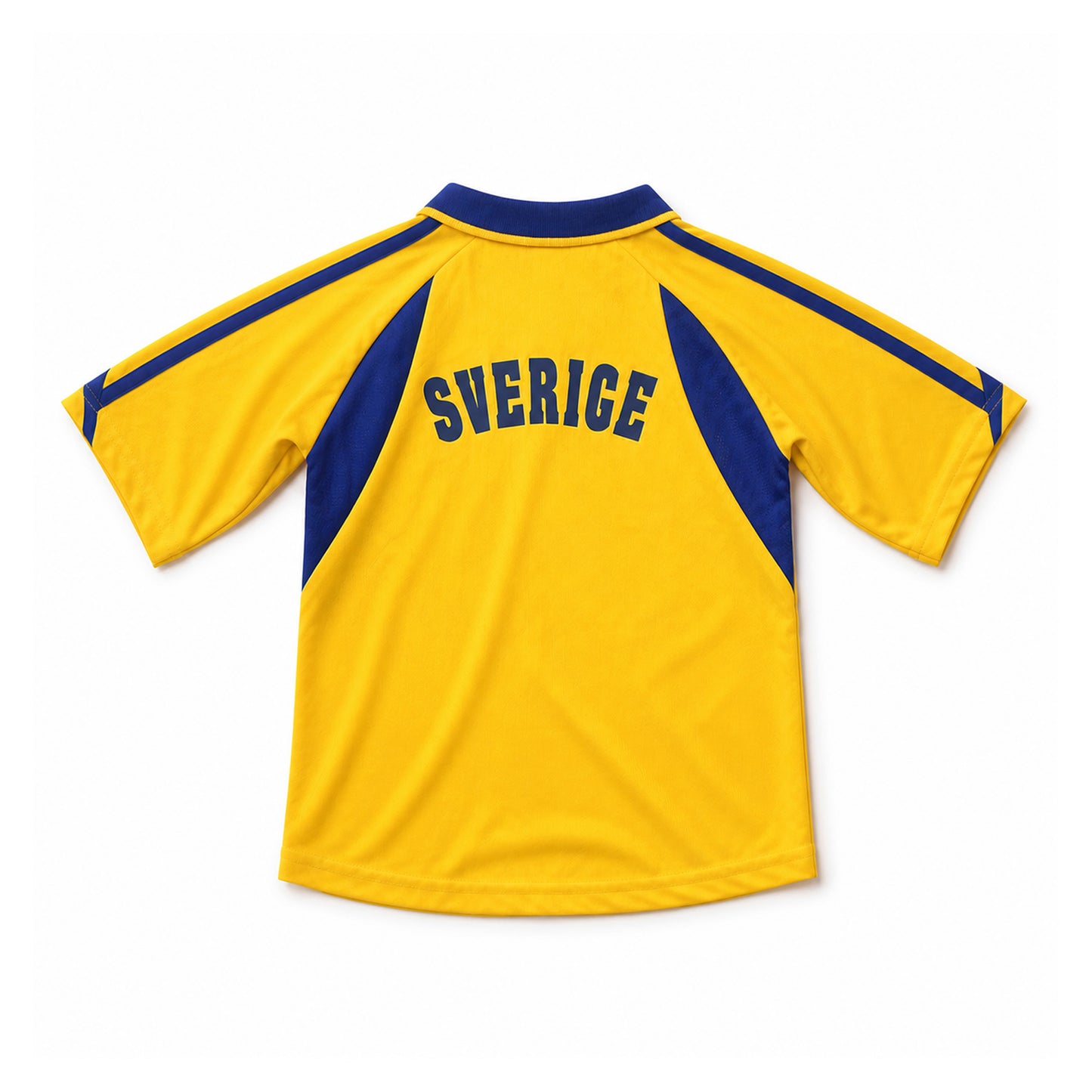 Gul retroinspirerad barntröja i Sveriges färger med blå detaljer längs axlar och sidor samt broderat Sverige-emblem på bröstet. Finns i storlekarna 2 år, 4 år och 6 år.