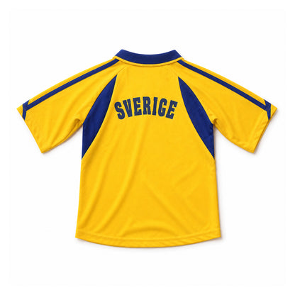 Gul retroinspirerad barntröja i Sveriges färger med blå detaljer längs axlar och sidor samt broderat Sverige-emblem på bröstet. Finns i storlekarna 2 år, 4 år och 6 år.