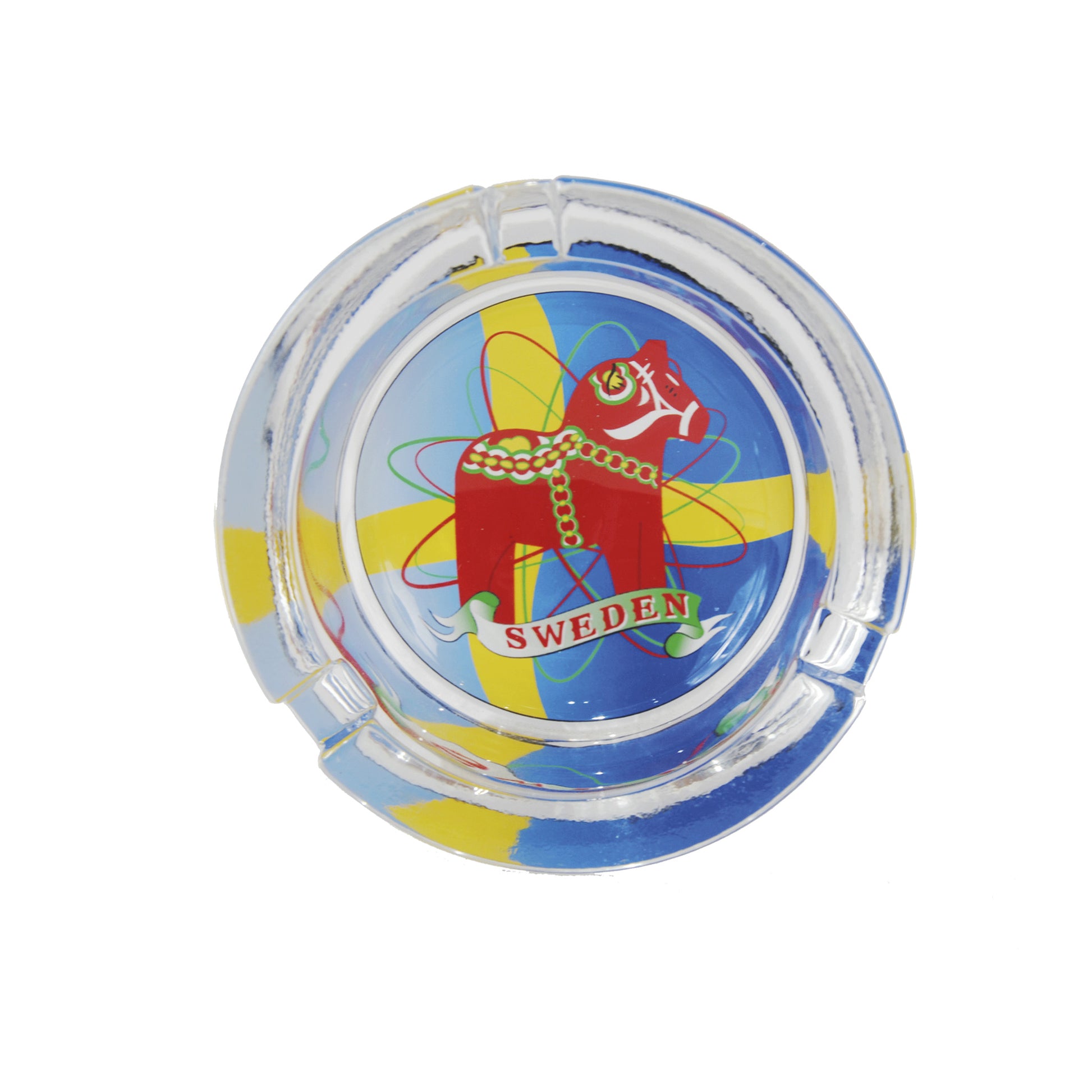 Glasaskfat med dalahästmotiv och texten "Sweden", cirka 8,3 cm i diameter. Tål användning både ute och inne, med pluppar under för att skydda bord eller bänk.