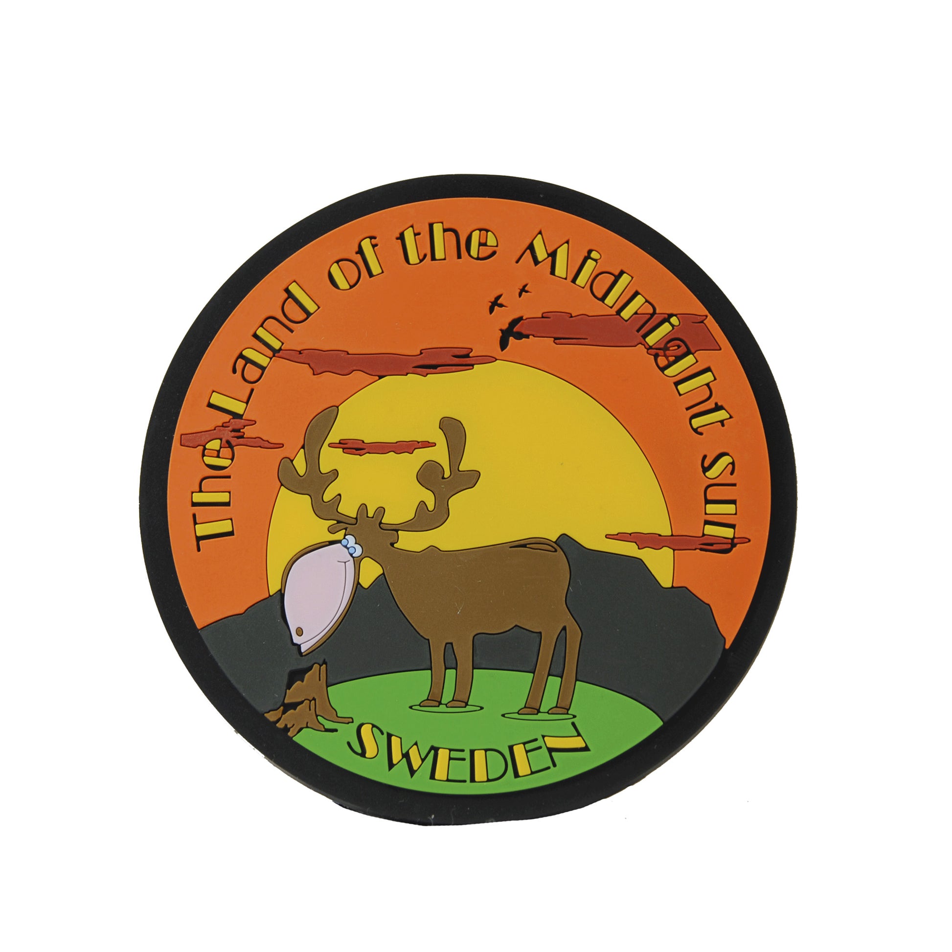Runt glasunderlägg med motiv av en stående rolig älg och texten "Sweden – The Land of the Midnight Sun", 9 cm i diameter. Tillverkat i gummi.