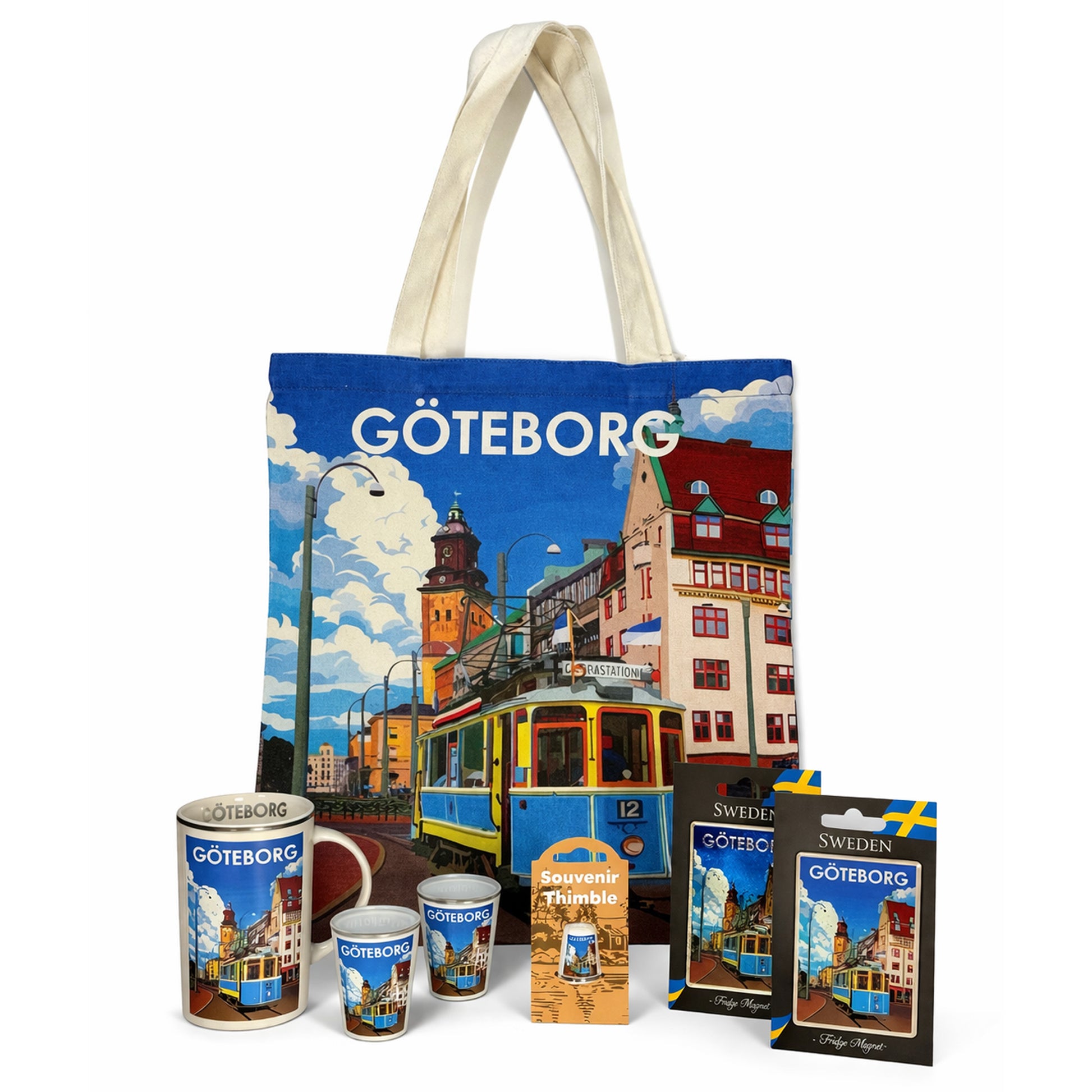 En Göteborgsinspirerad souvenirserie med tygkasse, mugg, shotglas, fingerborg och magneter – alla med samma färgstarka motiv av en spårvagn och stadsmiljö i retrostil.