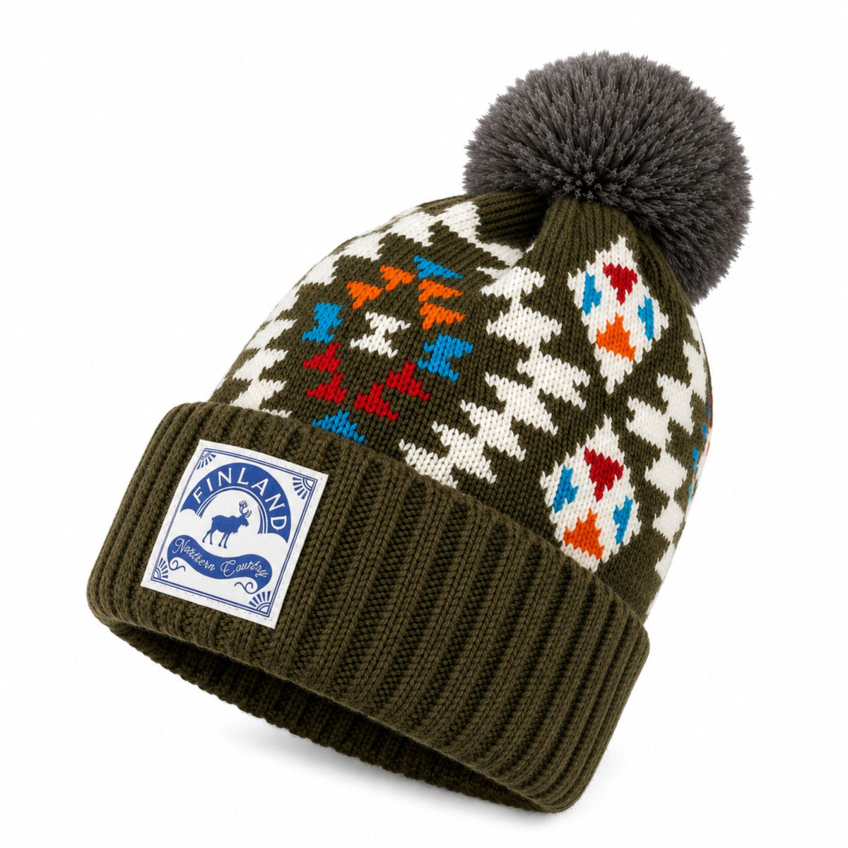 Grå stickad mössa med tofs, prydd med ett mönster i vitt, blått, rött och orange, samt ett märke med texten "Finland Northern Country" framtill - sedd från sidan.