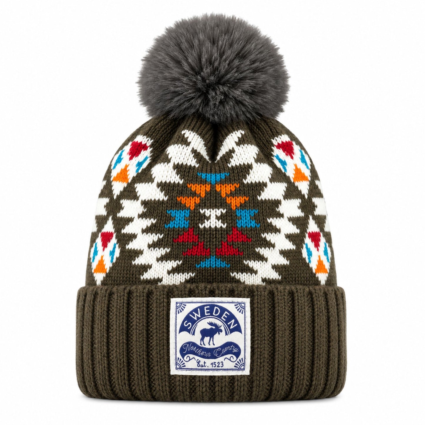 Grå stickad mössa med mönster i vitt, blått, rött och orange och ett vitt märke framtill med texten "Sweden Northern Country".