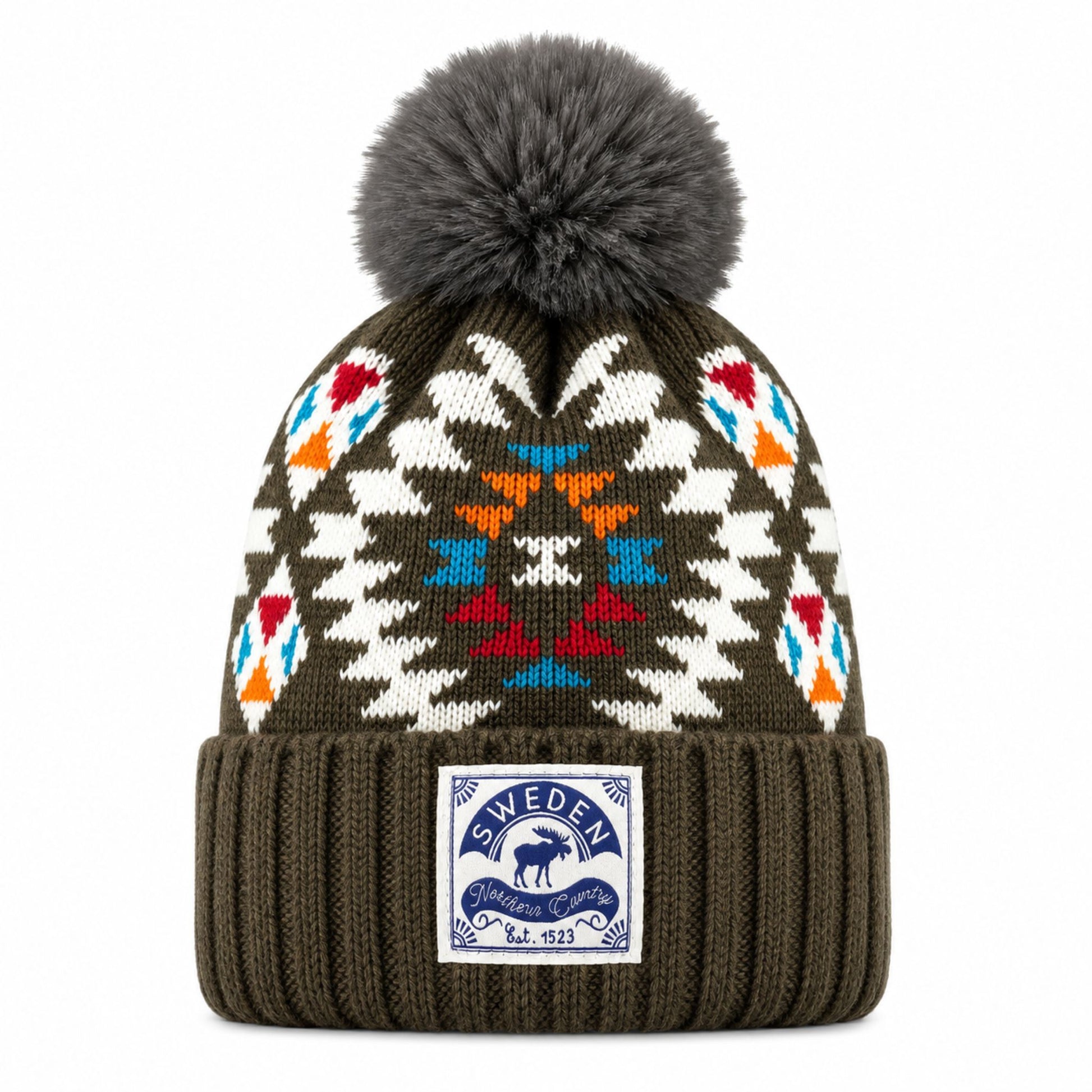 Grå stickad mössa med mönster i vitt, blått, rött och orange och ett vitt märke framtill med texten "Sweden Northern Country".