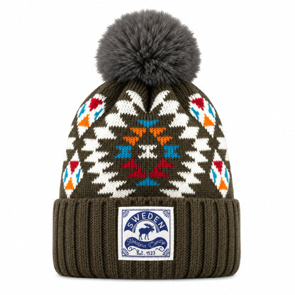 Grå stickad mössa med mönster i vitt, blått, rött och orange och ett vitt märke framtill med texten "Sweden Northern Country".