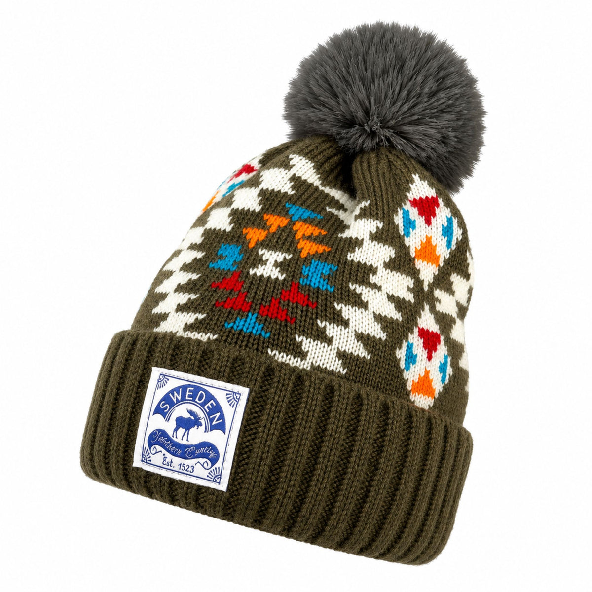 Grå stickad mössa med mönster i vitt, blått, rött och orange och ett vitt märke framtill med texten "Sweden Northern Country" sedd från sidan.