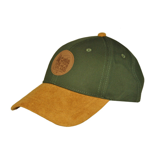 Grön keps med ljusbrun skärm och  lädermärke med texten "Lapland". 

